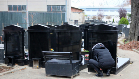 MISTERIOZNI MUŠKARAC NA GROBU LUKINOG BRATA Zapalio sveću  za pokoj duše ubijenom Nikoli Bojoviću, svi se pitaju ko je on! (FOTO/VIDEO)