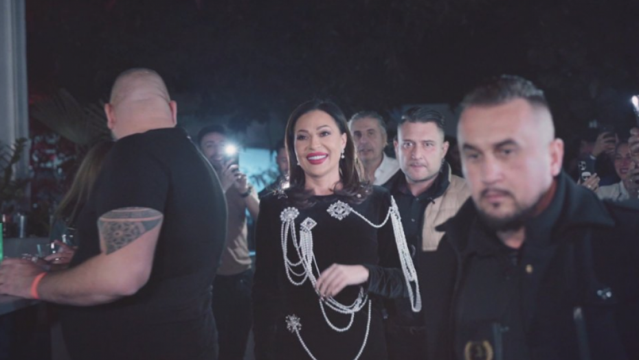 MUZIČKA DIVA SE UZ NJEGOV GLAS VESELILA Ceca uživala sa prijateljima, a pevao im je ovaj sve popularniji pevač (FOTO)
