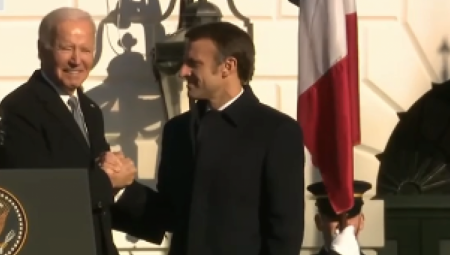 DAŠ MU RUKU, ON NEĆE DA JE PUSTI Bajdenov "poljubac smrti" zasmejao planetu, jedino Makronu nije bilo smešno (VIDEO)