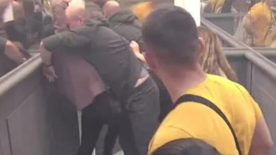 NE MOGU DA IH RAZDVOJE U cik zore tresla se Bela kuća, Anita nasrnula na Valentinu, nastao totalni haos (FOTO/VIDEO)