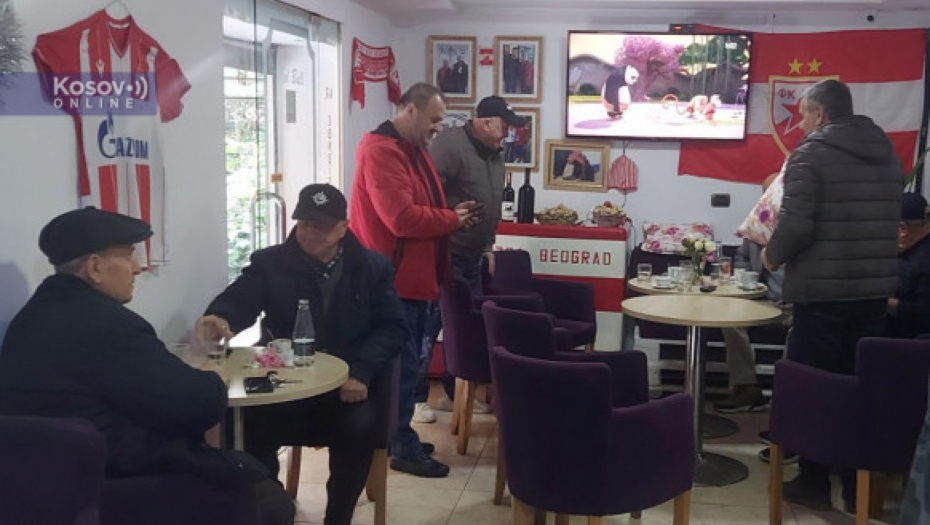 SCENA U TIRANI KOJA JE ODUŠEVILA SRBIJU U kafiću "Zdravko" Albanci spremni dočekuju meč "Orlova" i navijaju za Piksijevu družinu (FOTO)