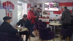 SCENA U TIRANI KOJA JE ODUŠEVILA SRBIJU U kafiću "Zdravko" Albanci spremni dočekuju meč "Orlova" i navijaju za Piksijevu družinu (FOTO)