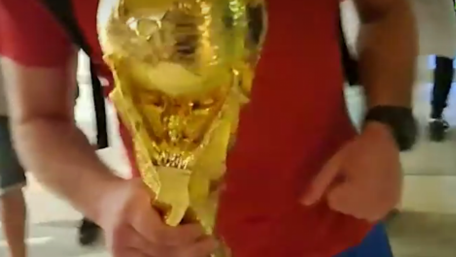 PAŠĆE "MALA ALBANIJA" Navijači Srbije u ekstazi, usledila je i opasna prozivka za Švajcarce (VIDEO)