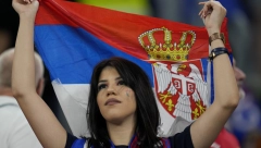 SVI GLEDAJU SAMO U NJU Srpkinja napravila haos na tribinama pred meč Srbije i Švajcarska, niko nije mogao da skrene pogled (FOTO)