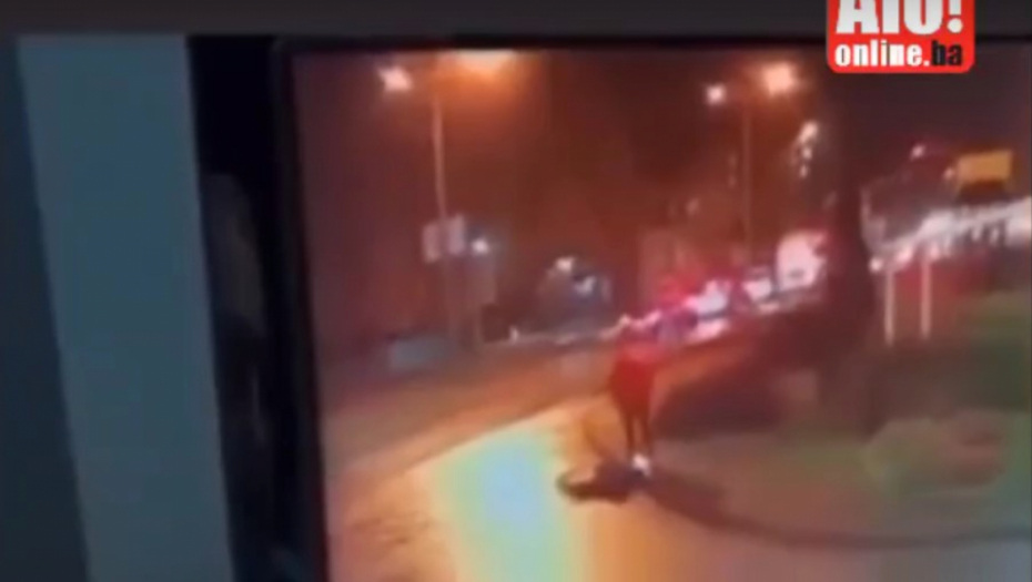 UZNEMIRUJUĆI VIDEO KRVAVOG POHODA U BANJALUCI Napadač bez milosti ubija mladića dok leži na zemlji
