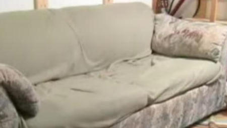 ŽULJAO IH POLOVNI KAUČ KOJI SU KUPILI Kada su ga rasekli nisu mogli da dođu k sebi