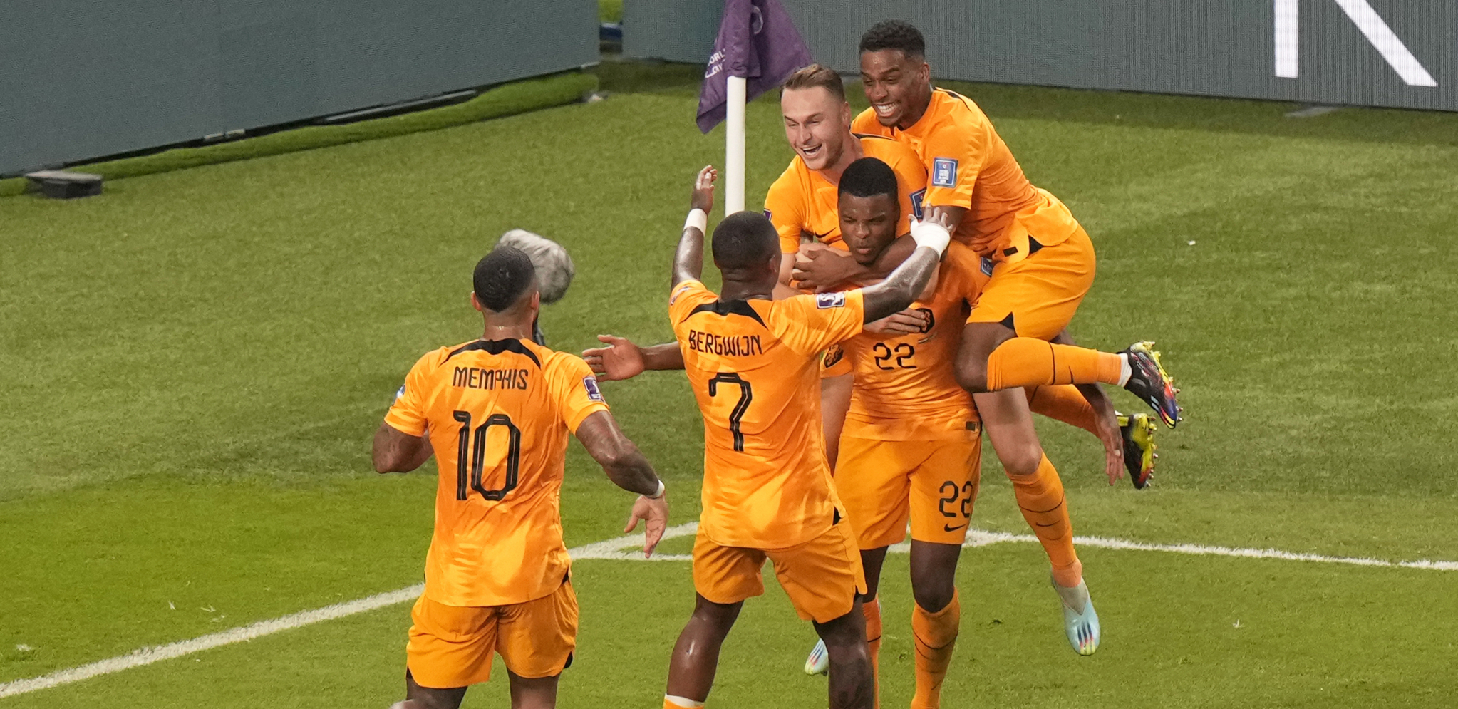 "LALE" CVETAJU I U DECEMBRU Holandija nokautirala Amerikance, poslala ih kući i prošla u četvrtfinale Svetskog prvenstva (VIDEO)