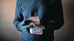 ČEKAO ISPRED MENJAČNICE PA UKRAO 600 EVRA! "Jako su brzi, ni 5 sekundi im ne treba..." (VIDEO)