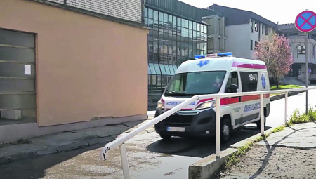 UŽAS! Maloletnik koji je izmakao stolicu profesorki hitno primljen u bolnicu! Učenik hteo da se obesi?