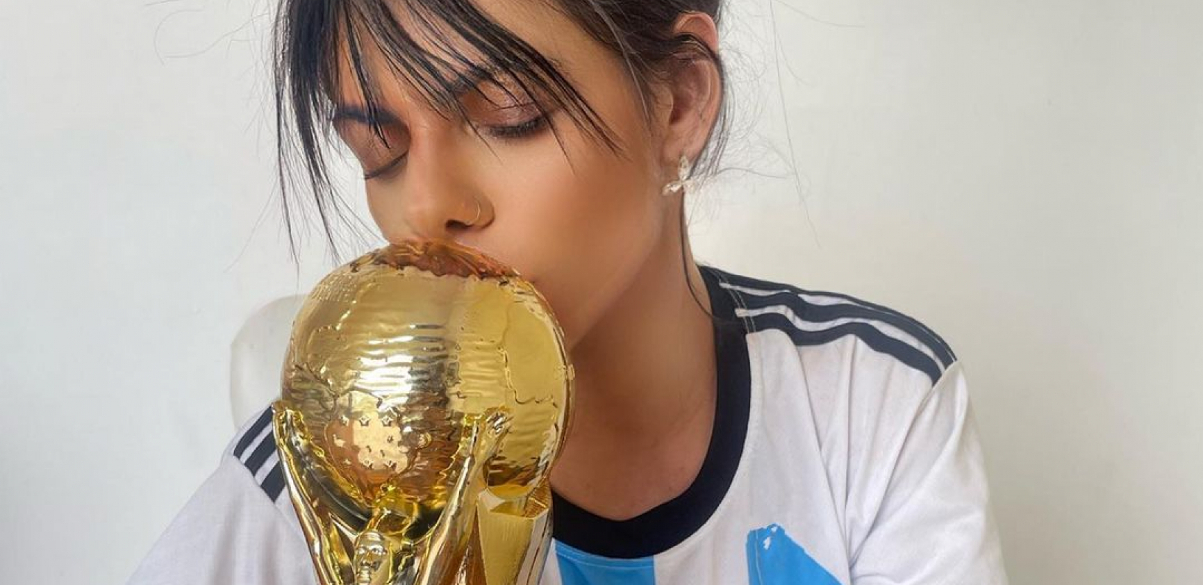 VAMOS ARGENTINA Gaučosi pobeđuju, navijači Argentine u delirijumu, a vrela Brazilka spremila trofej za Mesija (FOTO)