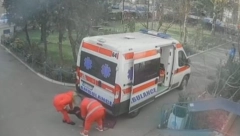 VOZILO HITNE POMOĆI IŠLO U RIKVERC I UDARILO ŽENU Nisu ni primetili da im je pod točkovima dok im se nije obratila (UZNEMIRUJUĆI VIDEO)