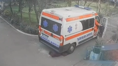 OGLASIO SE VOZAČ SANITETA KOJI JE PREGAZIO BAKU: Niko nije lud da krene ako vidi ljude, ne znam kako se stvorila iza! (UZNEMIRUJUĆI VIDEO)