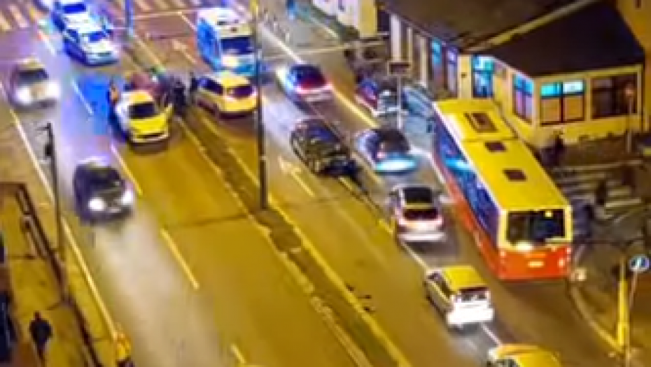 POVREĐENA DEVOJČICA (12) Teška nesreća u Beogradu, potpuno smrskan prednji deo automobila (VIDEO)