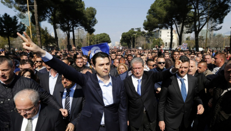 BERIŠA SKUPLJA ŠIPTARE PROTIV VUČIĆA! Albanski ekstremisti najavili protest u Tirani zbog dolaska predsednika Srbije!
