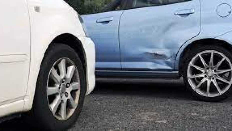 VIDEO KO JE KOMŠIJI OGREBAO KOLA, PA GA HITNO OBAVESTIO Kad je vlasnik video poruku umalo ga šlog nije strefio