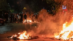HAOS NA ULICAMA SOLUNA Protesti nakon što je policajac upucao u glavu tinejdžera