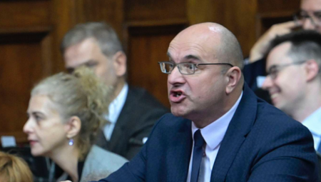 SKANDAL U SKUPŠTINI! Novaković pokazivao polni organ poslanicima! (FOTO)