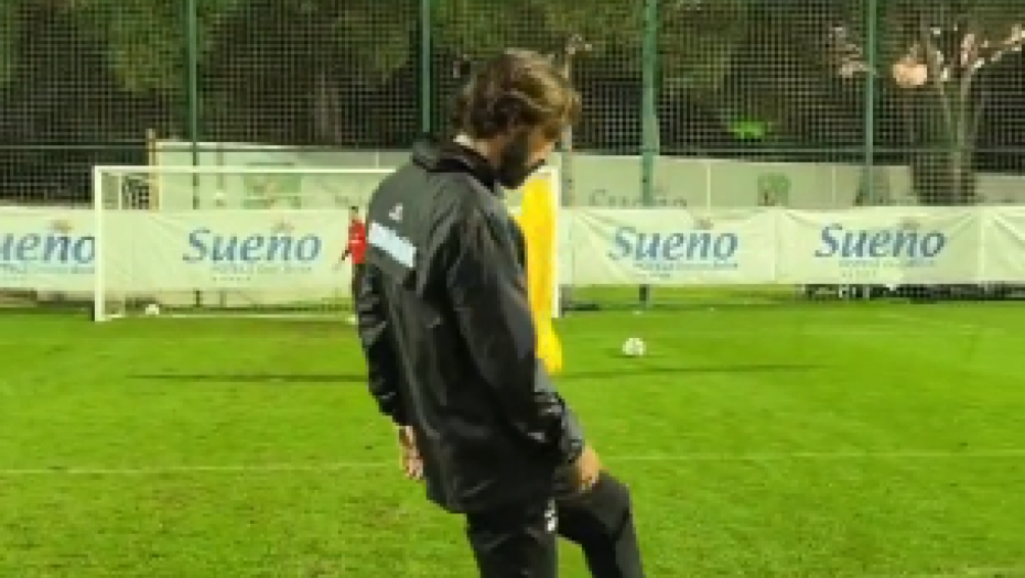 FORMA JE PROLAZNA, KLASA JE VEČNA Ovo ne mogu ni aktivni igrač, legenda drži čas (VIDEO)