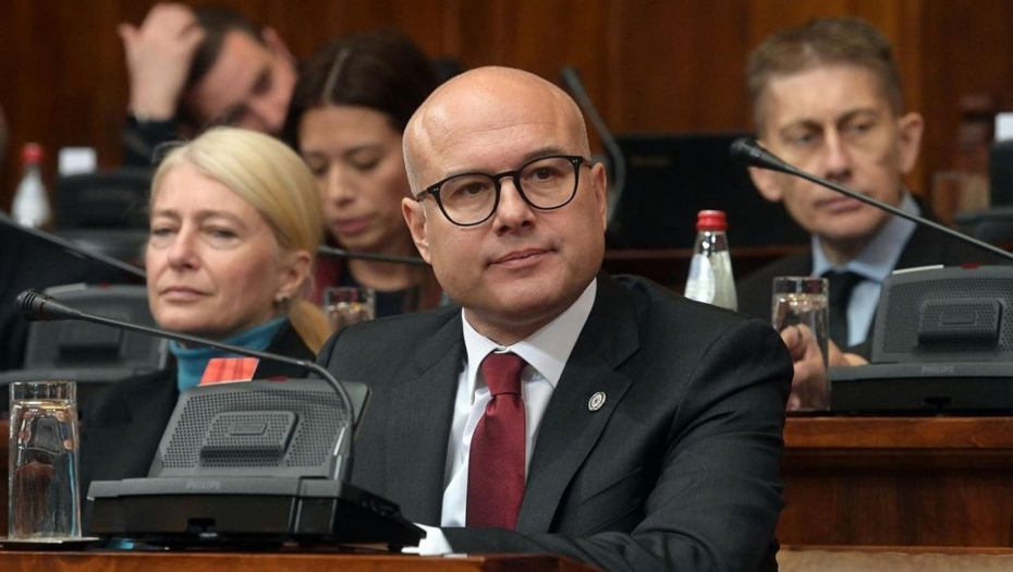 MINISTAR ODBRANE MILOŠ VUČEVIĆ ZA ALO! PORUČIO:  Dveri osim jezika uvreda, mržnje i psovki ništa drugo ne znaju!