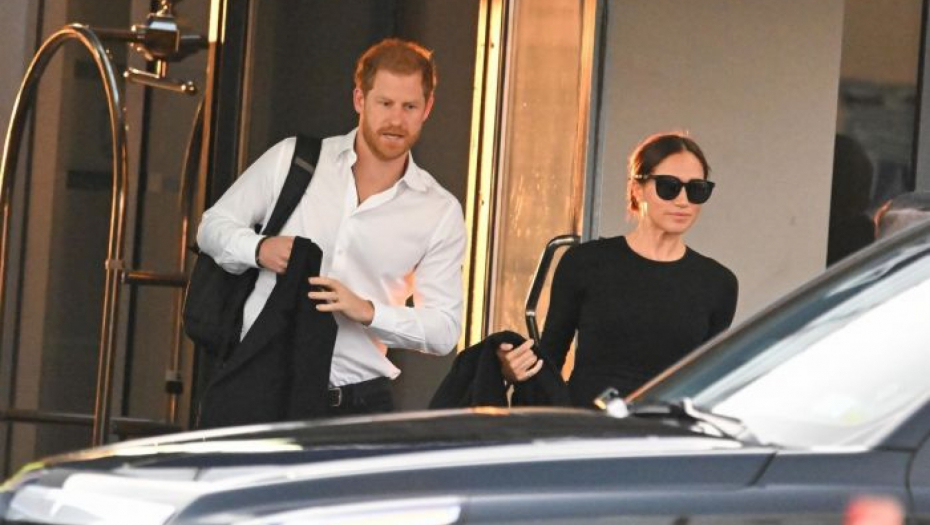 KRALJEVSKA PORODICA BRINE, A ONI NE HAJU Princ Hari i Megan Markl nasmejani, nalickani doleteli u Njujork