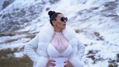 TRANSRODNA PEVAČICA SA OPASNIM MOMKOM Elektra Elit novu pesmu je posvetila njemu, svi se pitaju jedno