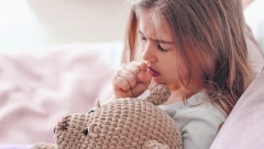 NEDELJNO PO 100 NOVIH SLUČAJEVA Epidemija velikog kašlja ne jenjava! Bolest ima tri faze, a pogoršanje kreće NAGLO