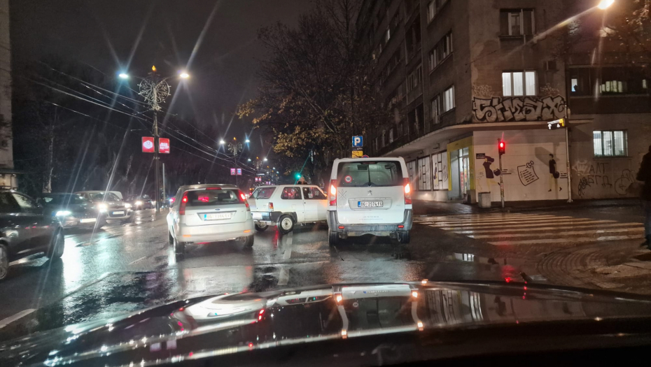 KARAMBOL U BULEVARU KRALJA ALEKSANDRA Sudar automobila i kombija, totalni kolaps u saobraćaju (FOTO)