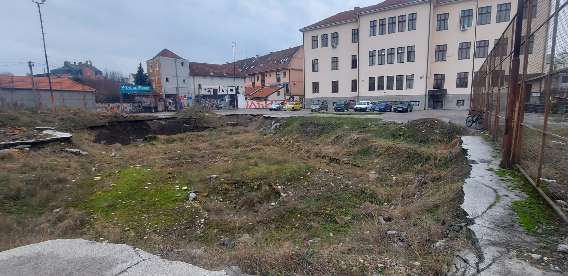 ČAČANI U STRAHU! Ogromna rupa u školskom dvorištu krije jezivu opasnost