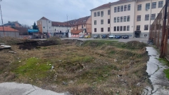 ČAČANI U STRAHU! Ogromna rupa u školskom dvorištu krije jezivu opasnost