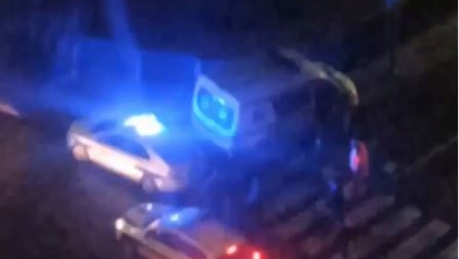 NEVIĐENI BEZOBRAZLUK Mladići ukrali vozilo Hitne pomoći sa bolničkog parkinga, a pogledajte šta su zatim uradili! (VIDEO)