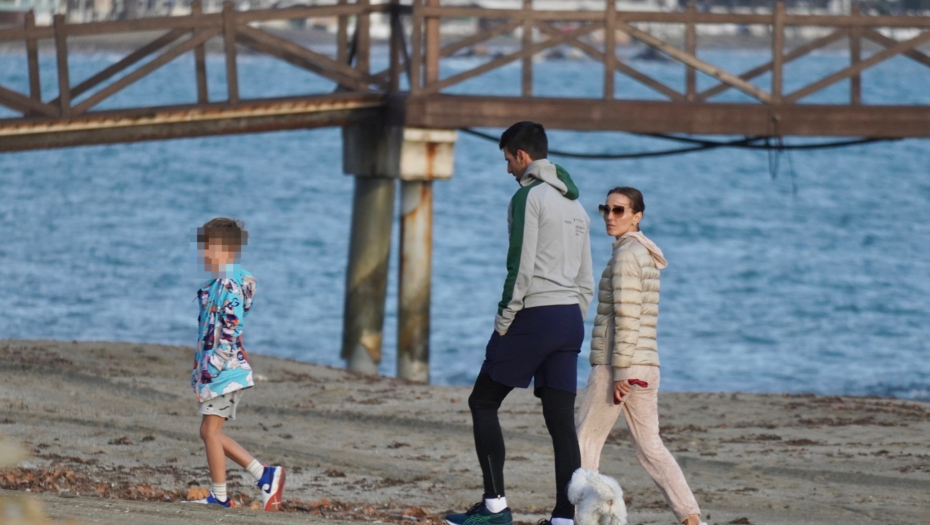 ĐOKOVIĆI UHVAĆENI NA PLAŽI Cela porodica na okupu, evo kako Nole puni baterije (FOTO)