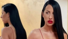 PEVAČICA U SENDVIČU Kolege je pritisle sa svih strana, scena kao iz filma za odrasle! (FOTO)