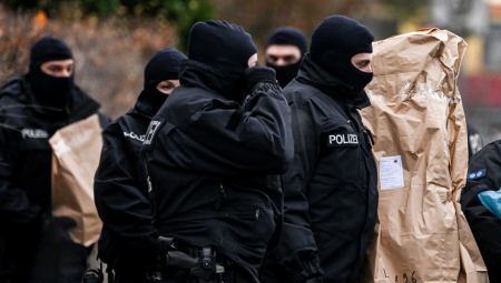 NJIH OSMORICA IZLETELO IZ CRNOG KOMBIJA I PRED OCEM OTELI DECU Svi su strepeli za život mališana, a onda je došlo do neočekivanog preokreta