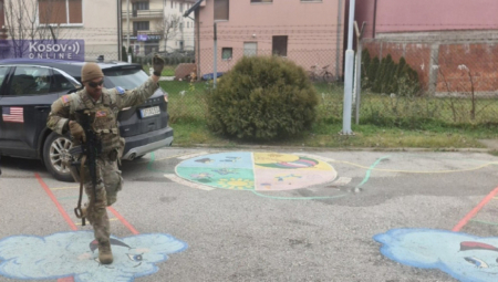 Džipovi Kfora upali u dvorište vrtića u Leposaviću!