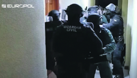 IZ KANDŽI MAKROA SPASENO 1.000 DECE Srpska policija i Evropol razbili bandu trgovaca ljudima! (FOTO)