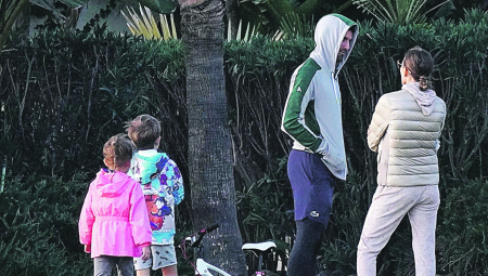 UHVAĆENI Nole poljupcem zagrejao ženu na plaži (FOTO)