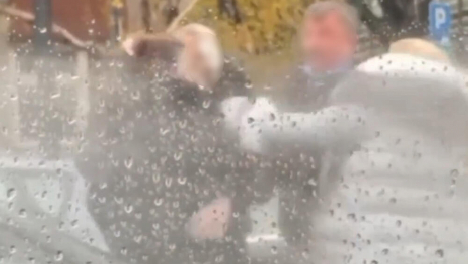 TUČA DVE ŽENE ZAUSTAVILA SAOBRAĆAJ Stravičan snimak iz centra Beograda: "Koga ti udaraš bre!" (VIDEO)
