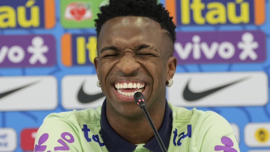 APSOLUTNI HIT U KATARU "Nezvani gost" se pojavio na konferenciji Brazila, prilegao da odmori i nasmejao Vinisijusa (FOTO)