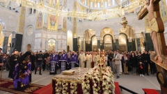 ZAŠTO PRAVOSLAVCI UVEK STOJE U CRKVI, DOK LJUDI DRUGIH VERA SEDE ILI KLEČE? Crkva ima jednostavno objašnjenje