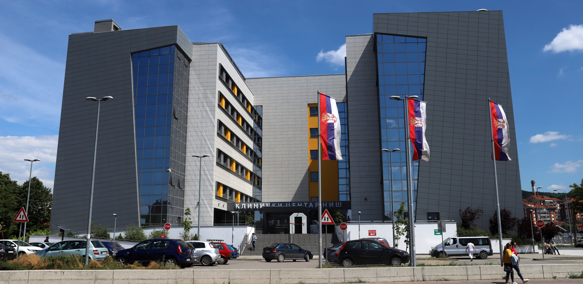 RASTE BROJ HOSPITALIZOVANIH ZBOG TROVANJA U NIŠU Još jedna žena primljena u bolnicu, doktorska procena da je broj otrovanih dvocifren