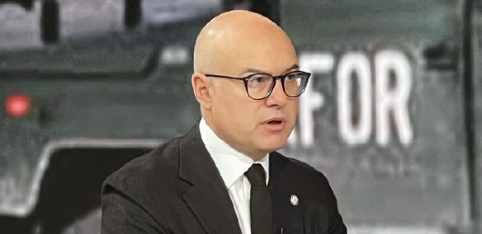 SRBIJA IMA SVOJE CRVENE LINIJE Ministar Vučević o situaciji na KiM: Imamo rešenje za sve situacije