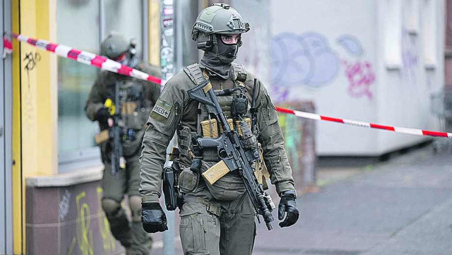 UBIJENA UČENICA, ŠKOLA EVAKUISANA Horor u Nemačkoj: UČENIK UBICA POBEGAO POLICIJI