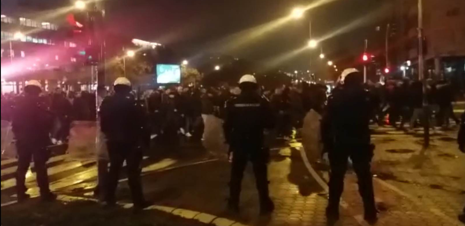 NAVIJAČI ZVEZDE KRENULI NA DERBI Korteo "delija" na Novom Beogradu (VIDEO)