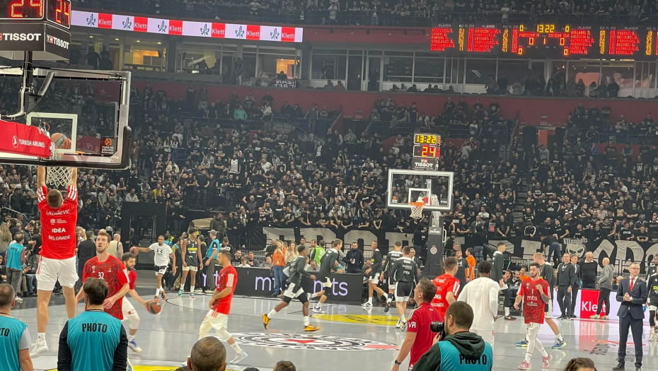 SVE JE SPREMNO ZA SPEKTAKL Pogledajte atmosferu u Areni pred istorijski okršaj Partizana i Zvezde (VIDEO)