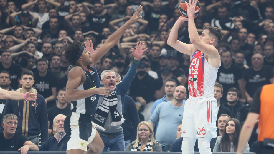 SIJA ZVEZDIN OREOL NEPOBEDIVOSTI Nedović utišao "Arenu" i srušio Partizan u istorijskom "večitom derbiju"