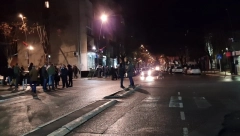 GRAĐANI U CENTRU MITROVICE ZABRINUTI Mladići se okupili na ulici, snage KFORA kruže gradom (FOTO)