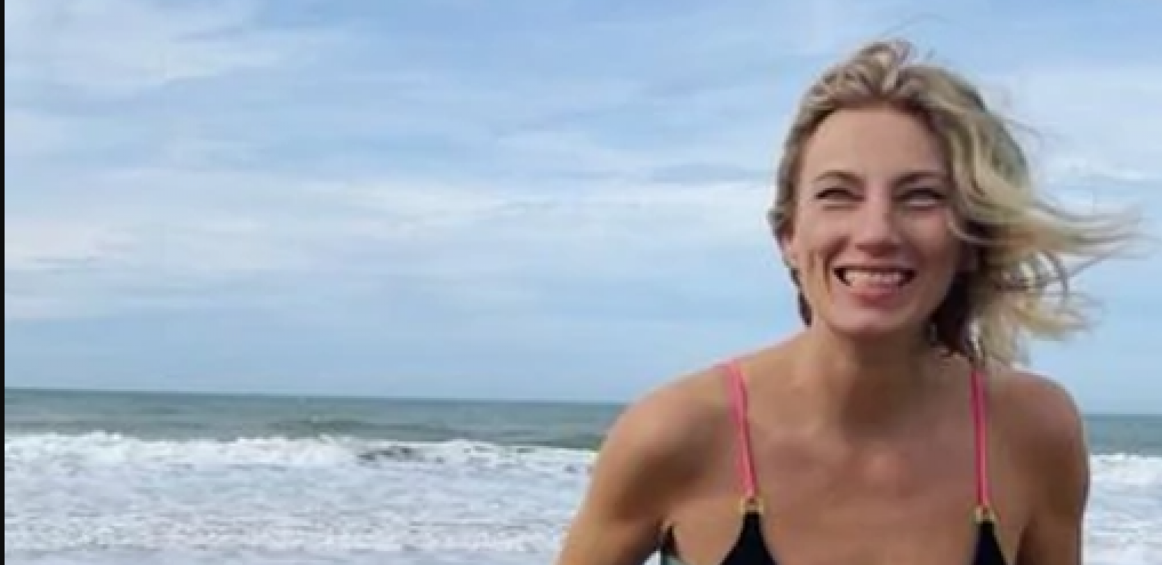 PEVAČICA NAPUSTILA SRBIJU, DRUŠTVO JOJ PRAVI ON Zajedno obilaze Atinu, ljubav isijava iz svake fotografije