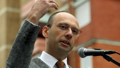 ALBANSKI NOVINAR PROVOCIRAO, SIMIĆ GA PRIZEMLJIO Možete da uživate u pogledu na stotine srpskih zastava