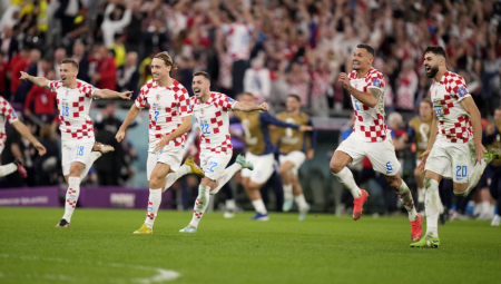 PREVARA O KOJOJ JE PRIČAO CEO SVET Hrvata žena prevarila sa drvosečom, osvanula fotka: Leži gola na grudima ljubavnika (FOTO)