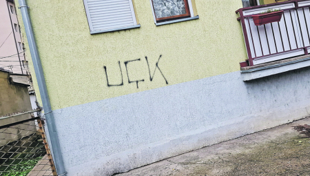 OVK SPREMA POKOLJ, OBELEŽILI SRPSKE KUĆE Albanci sanjaju kristalnu noć: Alo! u multietničkom naselju Bošnjačka mahala u Severnoj Mitrovici